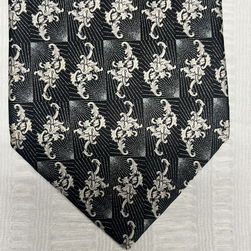 Versace Men's Tie.
Dual pattern and gorgeous black/gray/white. - Picture 2 of 8